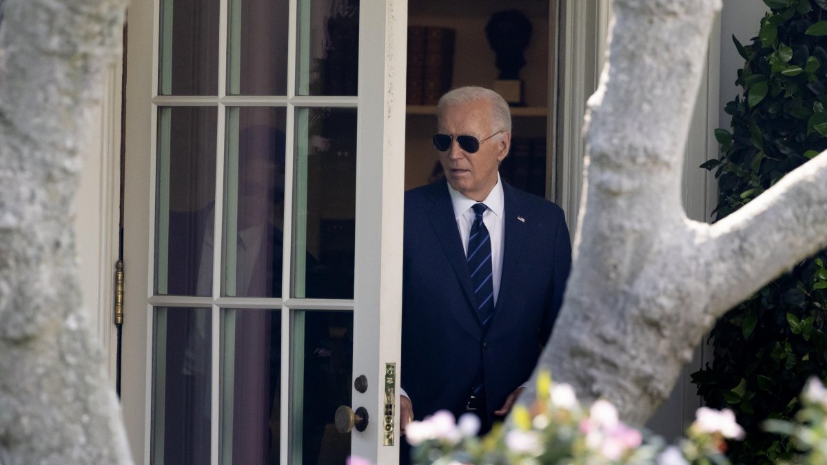 El Presidente Joe Biden sale de la Oficina Oval para salir del Jardín Sur de la Casa Blanca, este 15 de julio de 2024, camino a Las Vegas, Nevada.