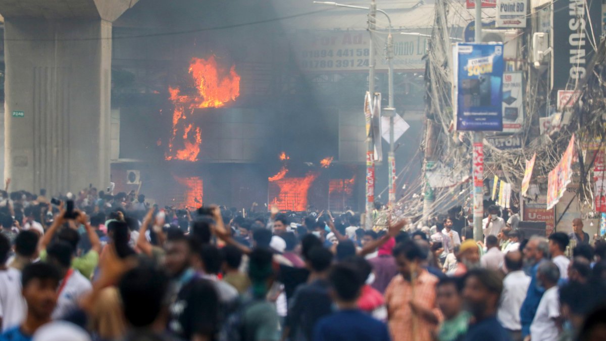Manifestantes prenden fuego a caseta de policía de Mirpur este 18 de julio de 2024.