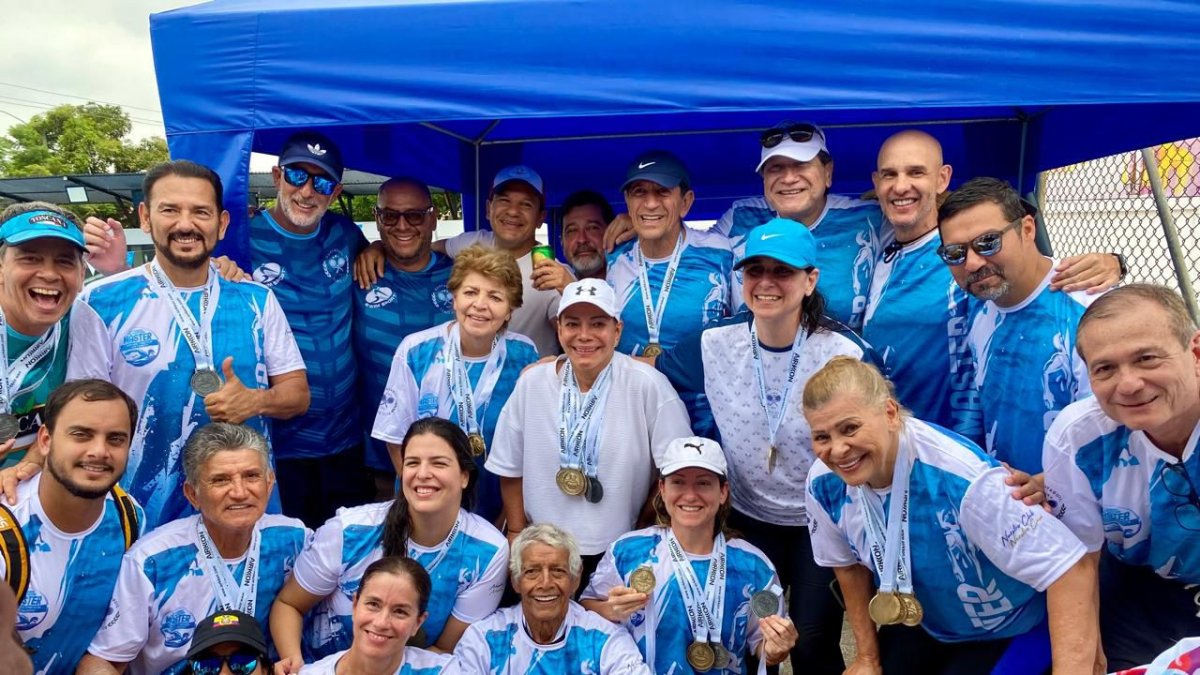 Los nadadores del Guayaquil Tenis Club con las medallas cosechadas.