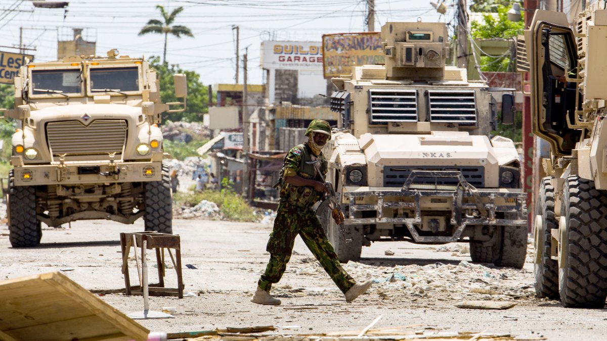 Agentes de policía kenianos patrullan, este miércoles, en Puerto Príncipe (Haití).