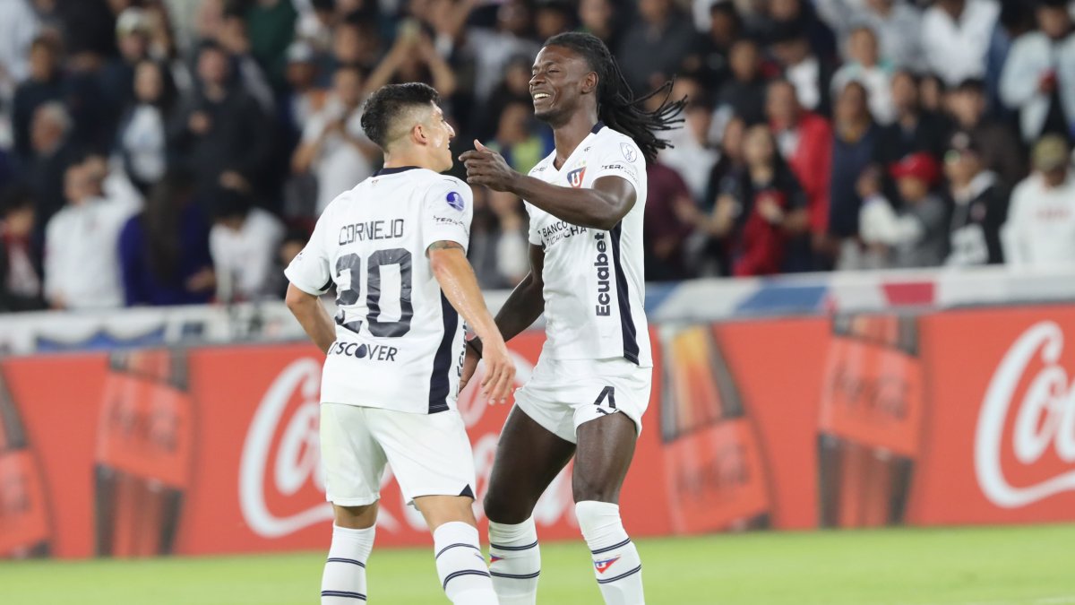 Ricardo Adé celebra con su compañero el gol marcado para LDU.