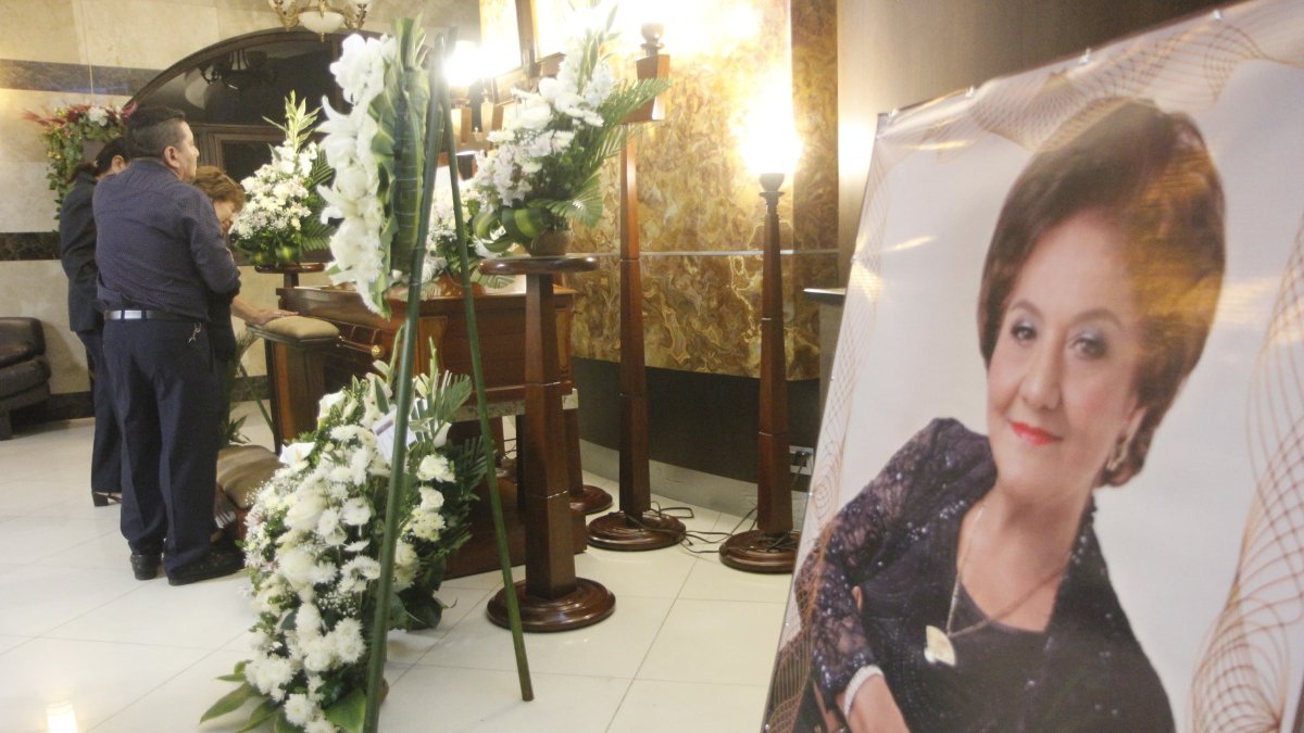 El funeral de Fresia Saavedra se desarrolla en Guayaquil.