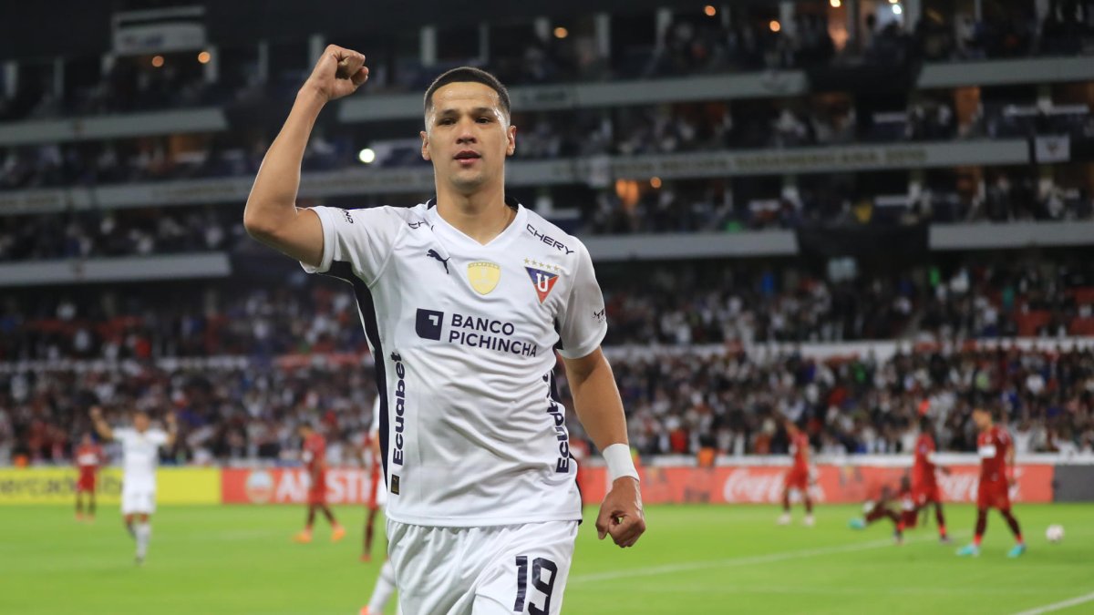 Álex Arce de Liga de Quito celebra un gol ante Always Ready por los 'playoffs' de la Copa Sudamericana.
