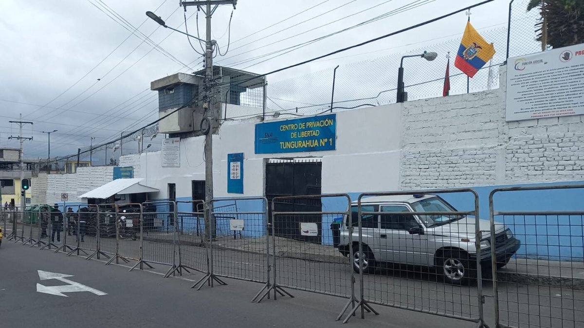 La policía ha informado que están desarrollando operativos para encontrar a los fugados.