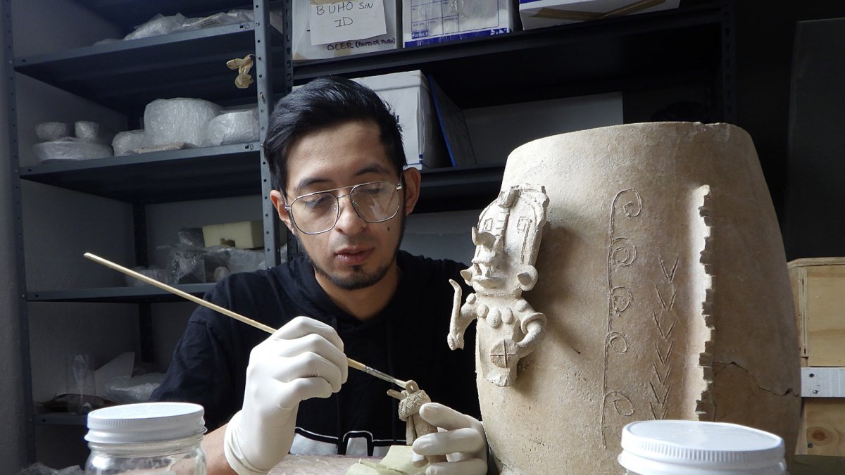 Especialistas restaurando piezas de época prehispánica localizadas durante la construcción del Tren Maya.