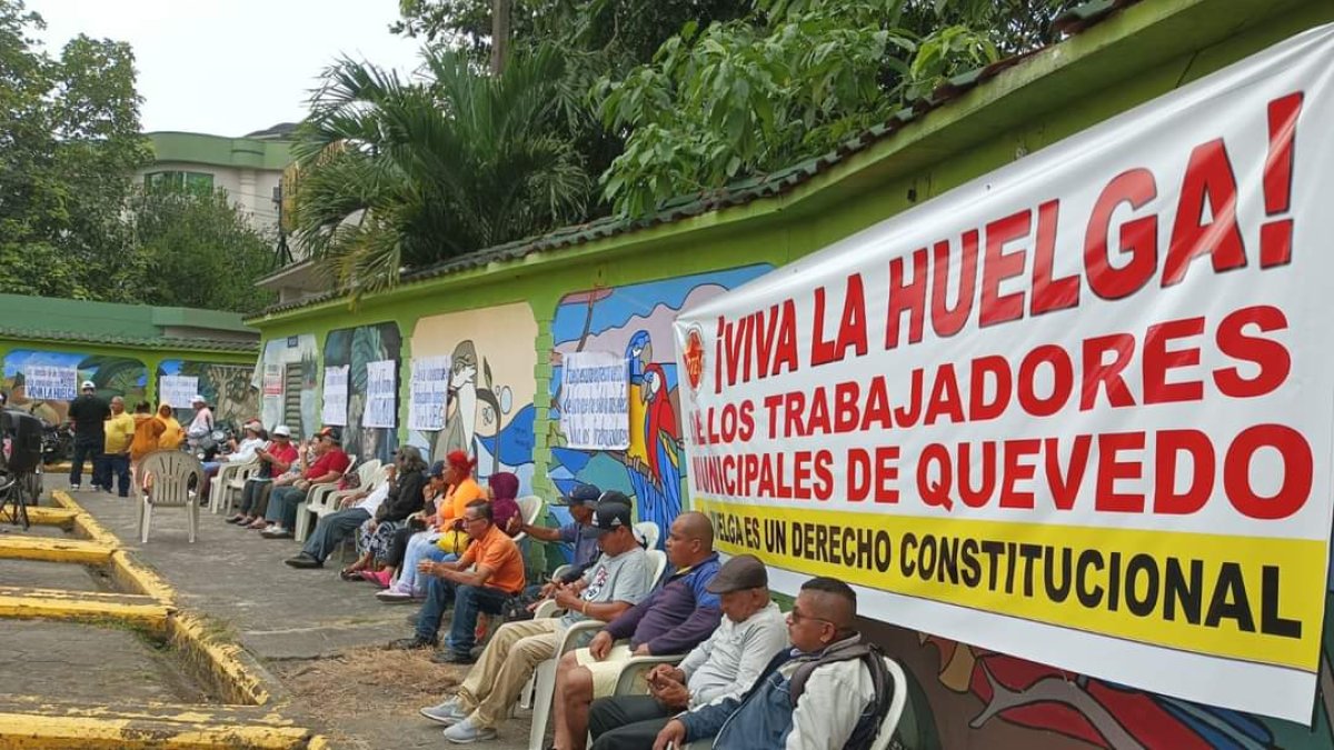 Panorama. Decenas de trabajadores se han plantado en los exteriores del Municipio de Quevedo.