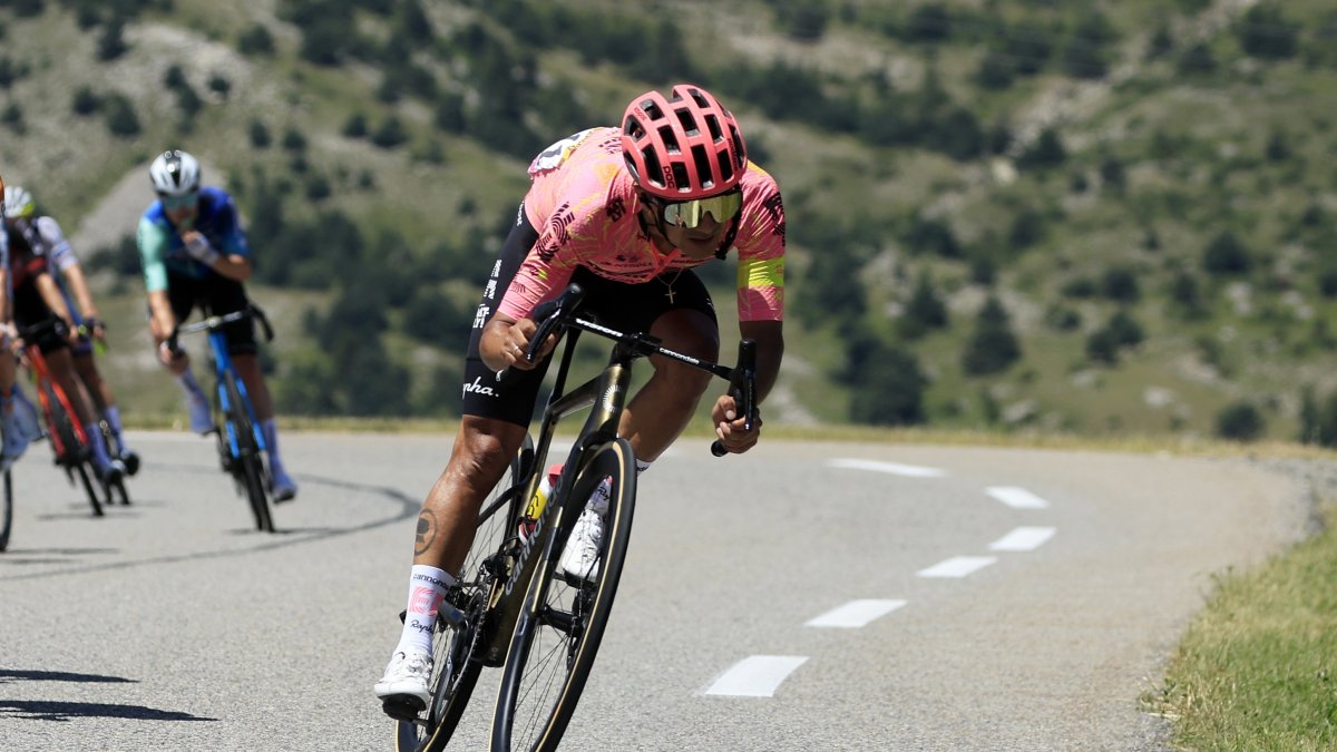 El ciclista ecuatoriano terminó cuarto en la etapa 19 del Tour de Francia y se proclamó Rery de la Montaña