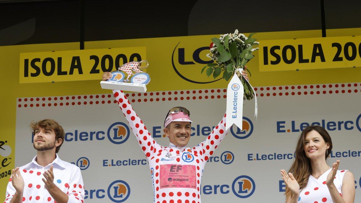 Richard Carapaz levantando el reconocimiento del maillot de lunares en el Tour de Francia