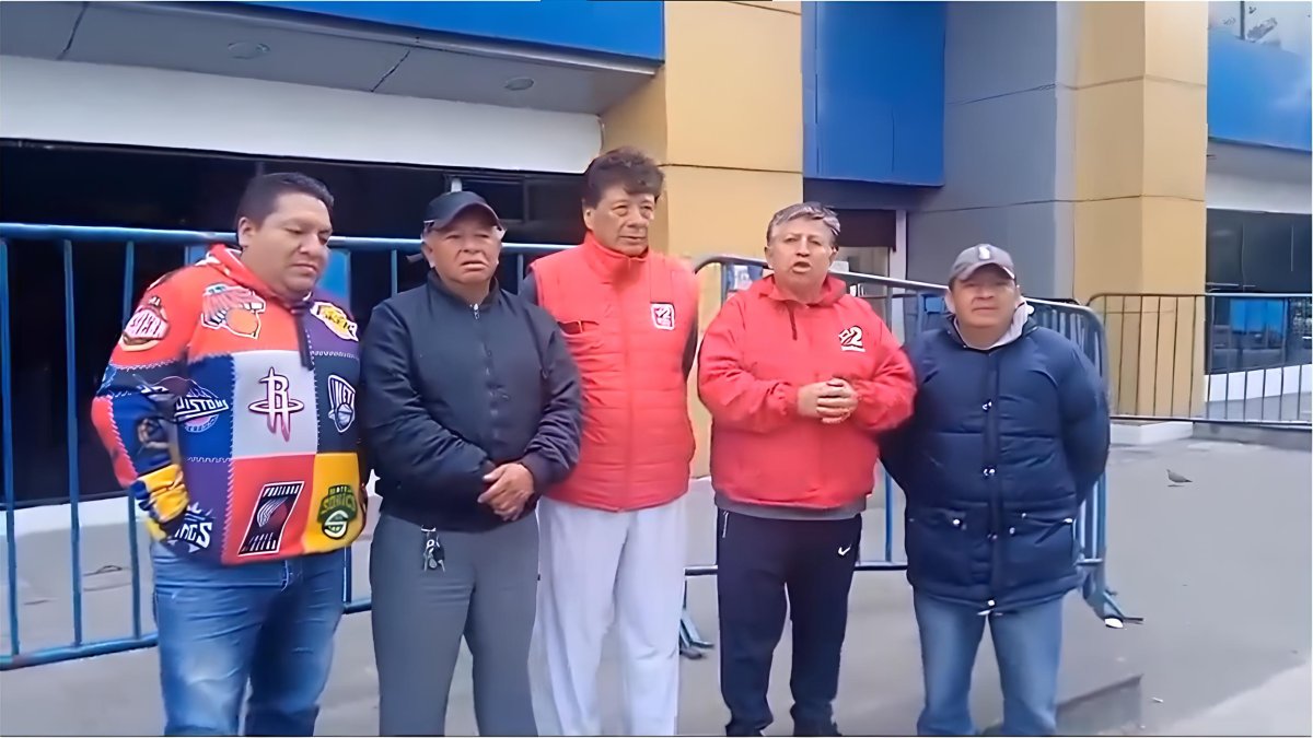 Carlos Castellanos, presidente del Frente Popular en Pichincha, saliendo de la Unidad de Flagrancia.