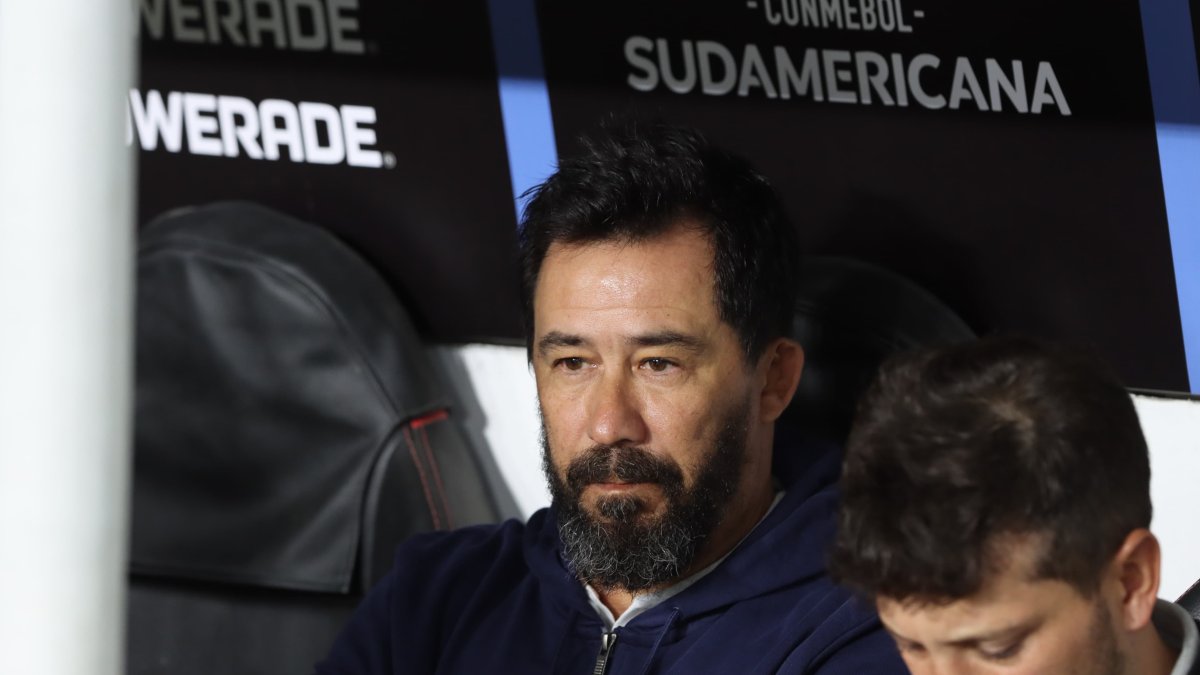 El DT rosarino debutó en el banquillo albo con goleada 3-0 sobre Always Ready en la Copa Sudamericana.