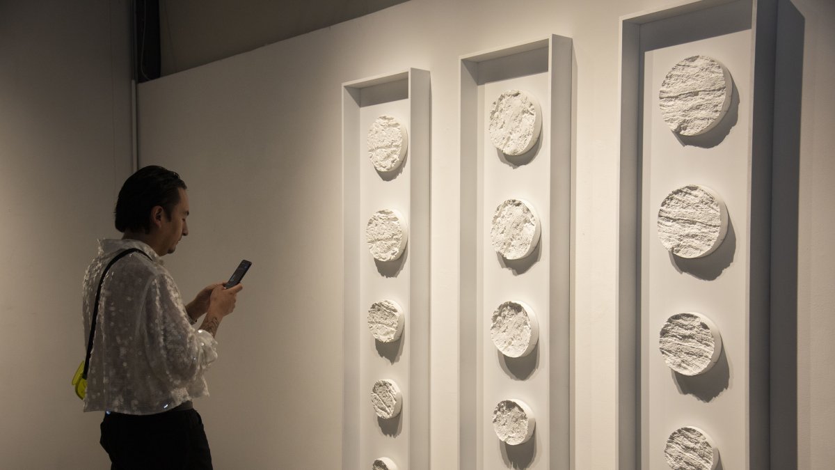 La muestra recoge placas creadas en yeso con formas dejadas por la lluvia, la tierra y otros elementos naturales.