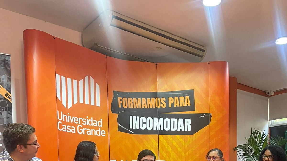 Charla. Universidad Casa Grande abrió un espacio para hablar sobre la materia cívica.