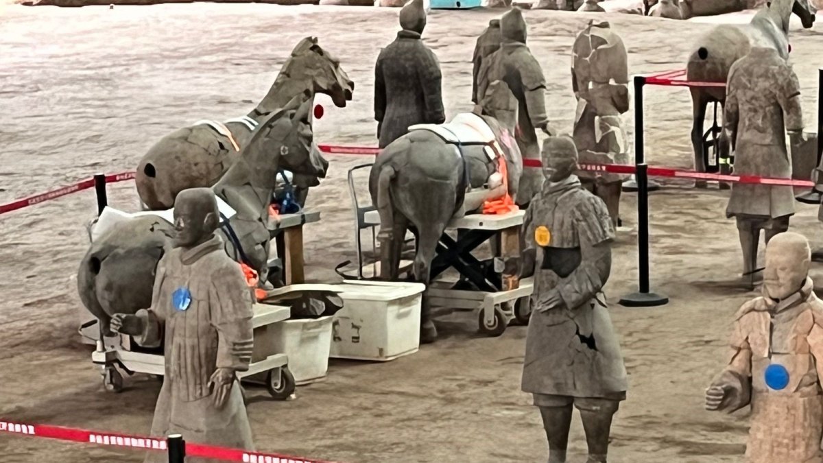 Estilo. Los soldados terracotas son figuras que fueron enterradas bajo tierra por algún emperador de China, con carrozas de caballos y que son de tamaño similar al de un hombre. Son un ejército.