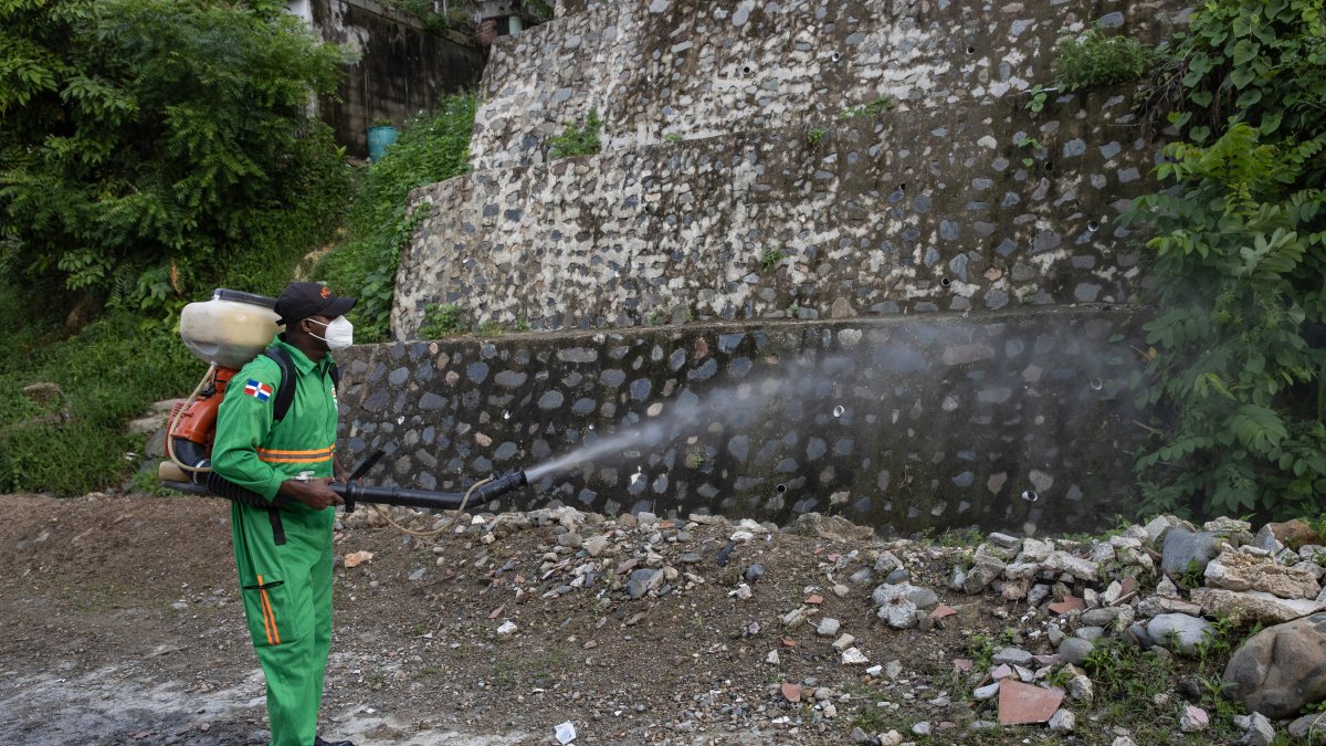 Un integrante de la Comisión Militar y Policial fumiga para eliminar criaderos del mosquito.