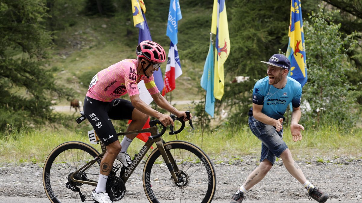 Richard Carapaz del equipo EF Education - EasyPost listo para sus dos últimas etapas del Tour de Francia.