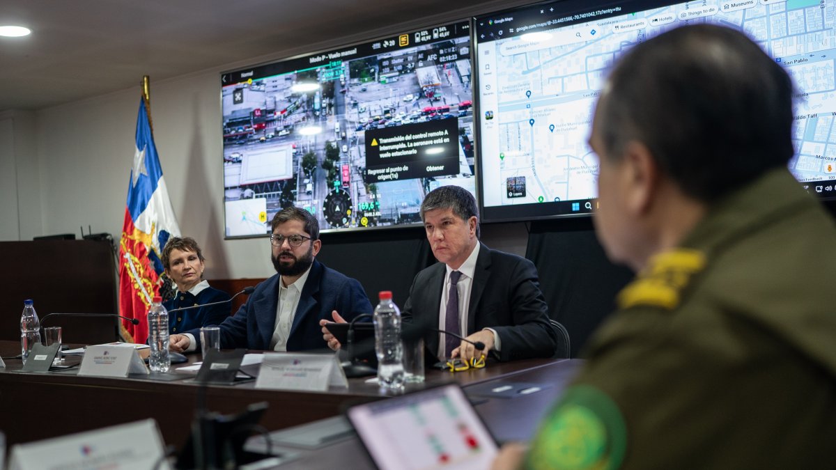 El presidente Gabriel Boric Font, junto a odos de sus ministros, durante una reunión de la Unidad de Acción y Seguridad para la región metropolitana, este viernes en Santiago (Chile).