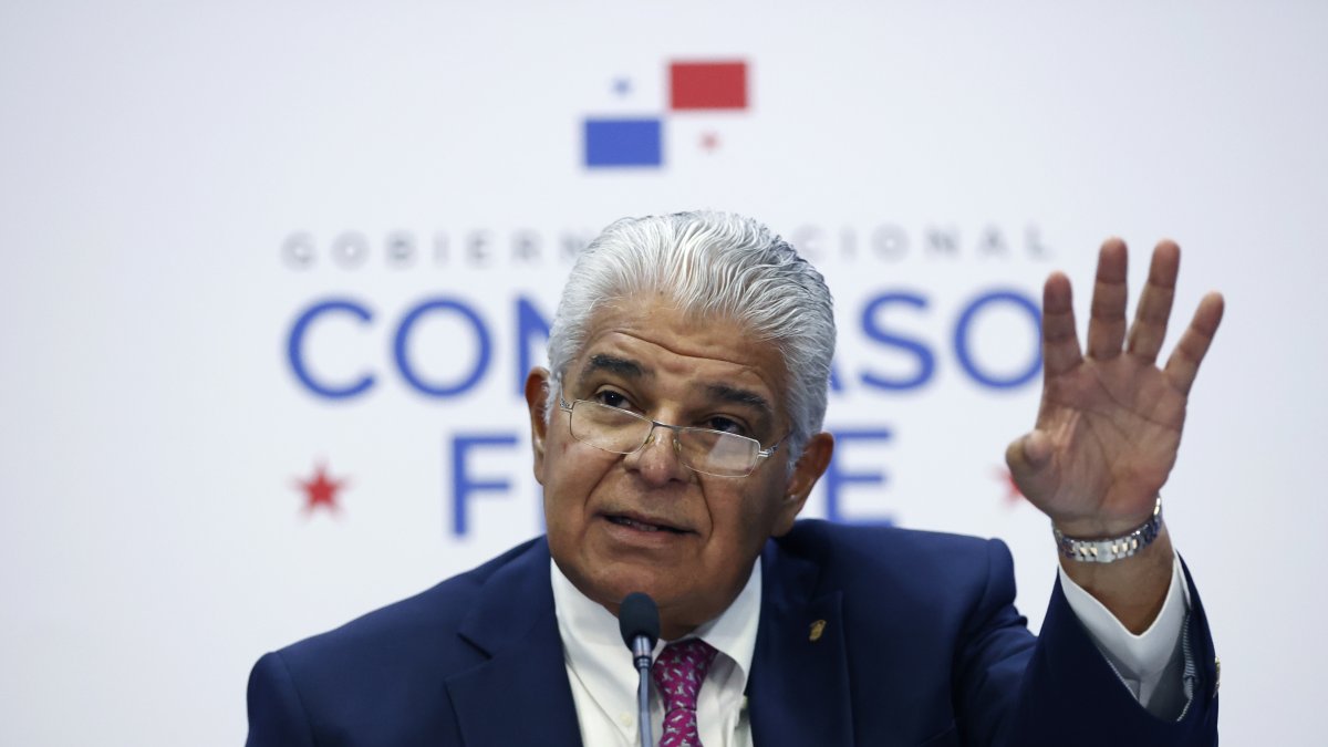 El presidente de Panamá, José Raúl Mulino, habla este 18 de julio de 2024 durante una conferencia de prensa en Ciudad de Panamá (Panamá).