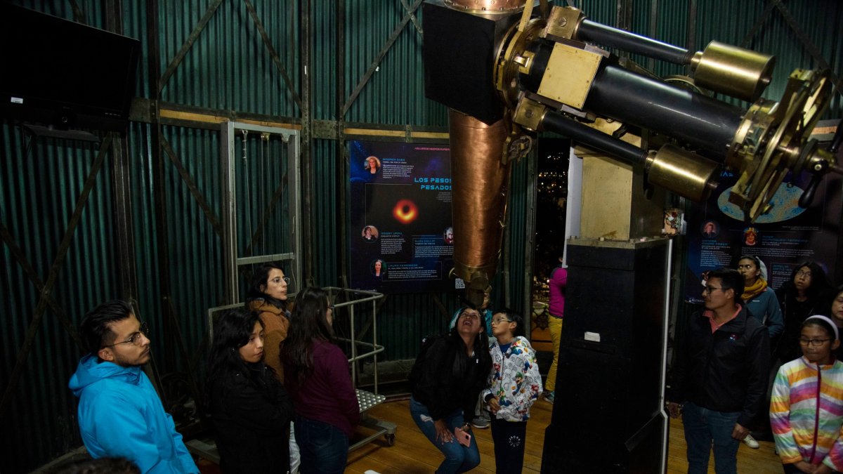 A través del telescopio Merz los quiteños disfrutaron viendo los detalles de la Luna. 2. Afición.