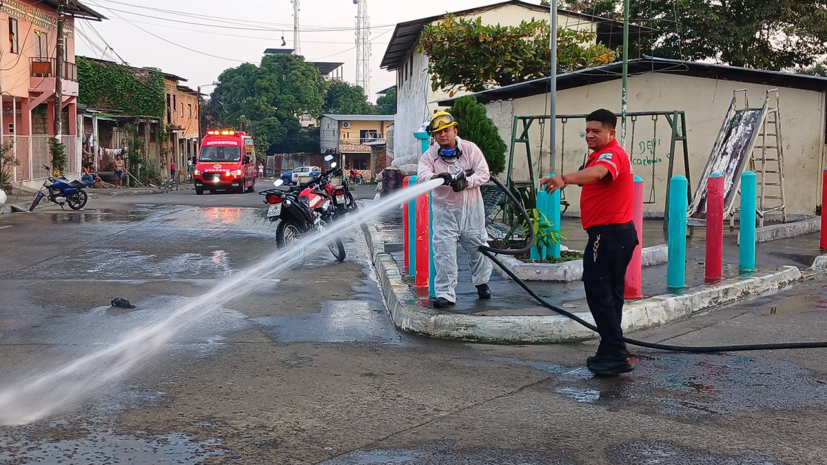 Bomberos acudieron al lugar para realizar tareas de limpieza.