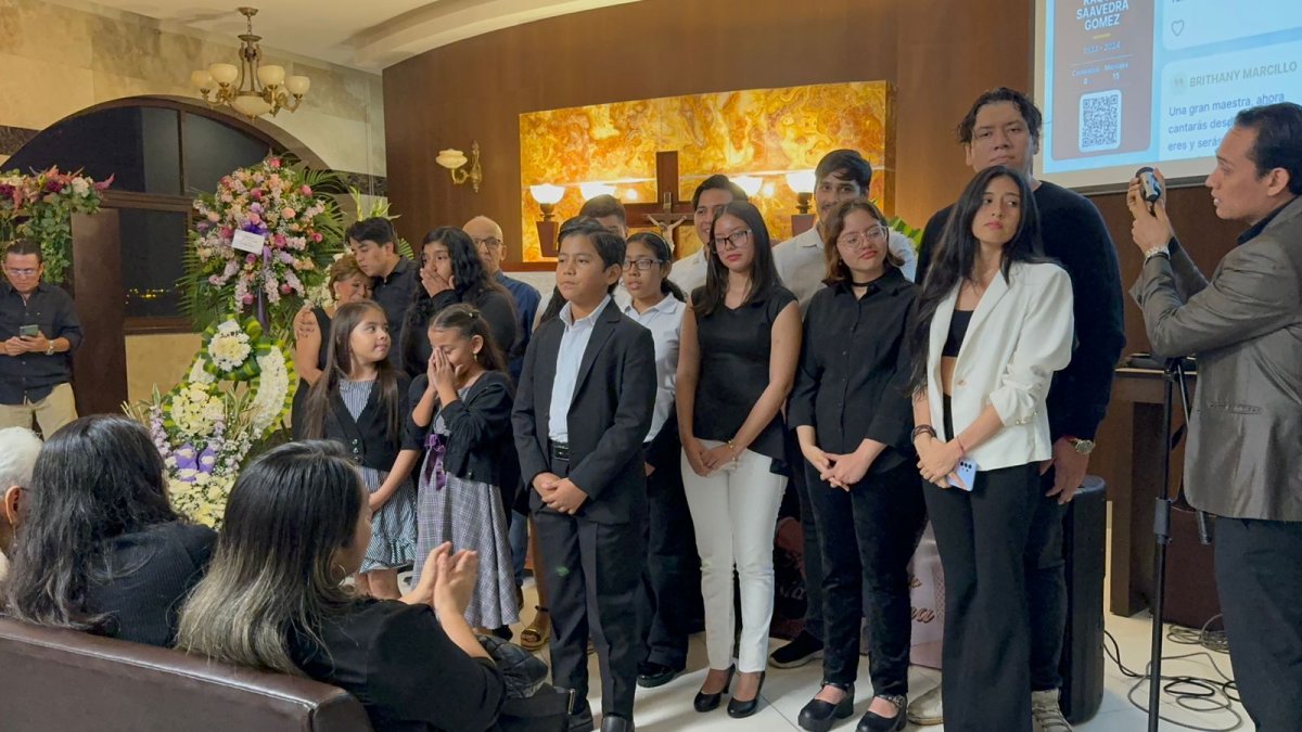 Sus alumnos de la Escuela del Pasillo.