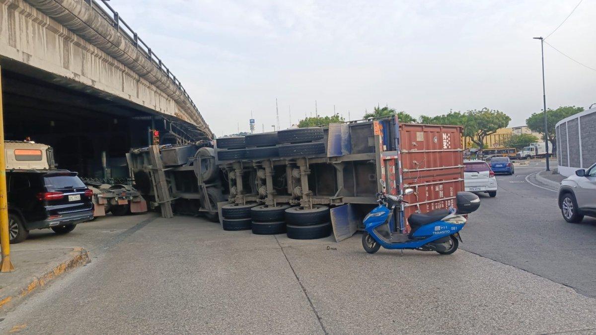 Un tráiler se volcó al intentar pasar debajo de un puente.