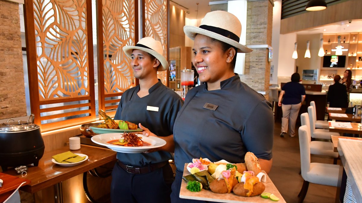 Piqueos. El restaurante Novo, del Courtyard by Marriott Guayaquil, ofrece muchinis, bollo, corviches, entre las opciones de bocaditos típicos.