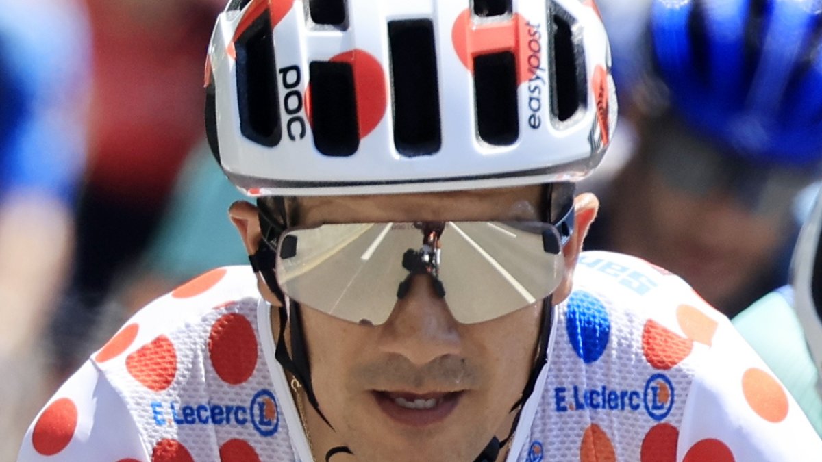 Richard Carapaz del EF Education - EasyPost con la camiseta de vivos rojos, haciendo historia en el Tour de Francia.