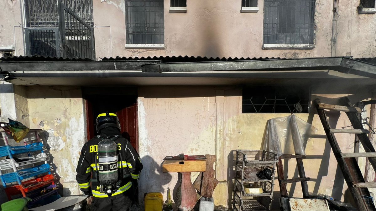 Personal de Bomberos acudió al sitio para sofocar el incendio en el centro de Quito