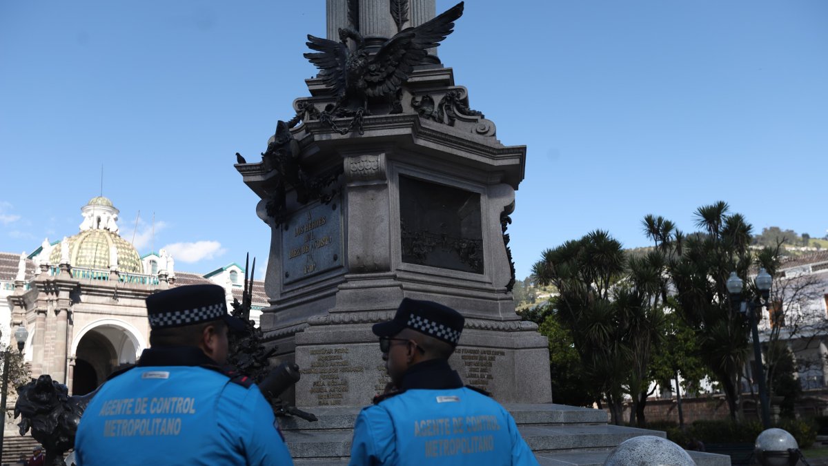 El monumento de La Independencia en La Plaza Grande, en el Centro Histórico fue atentado por dos personas de nacionalidad extranjera