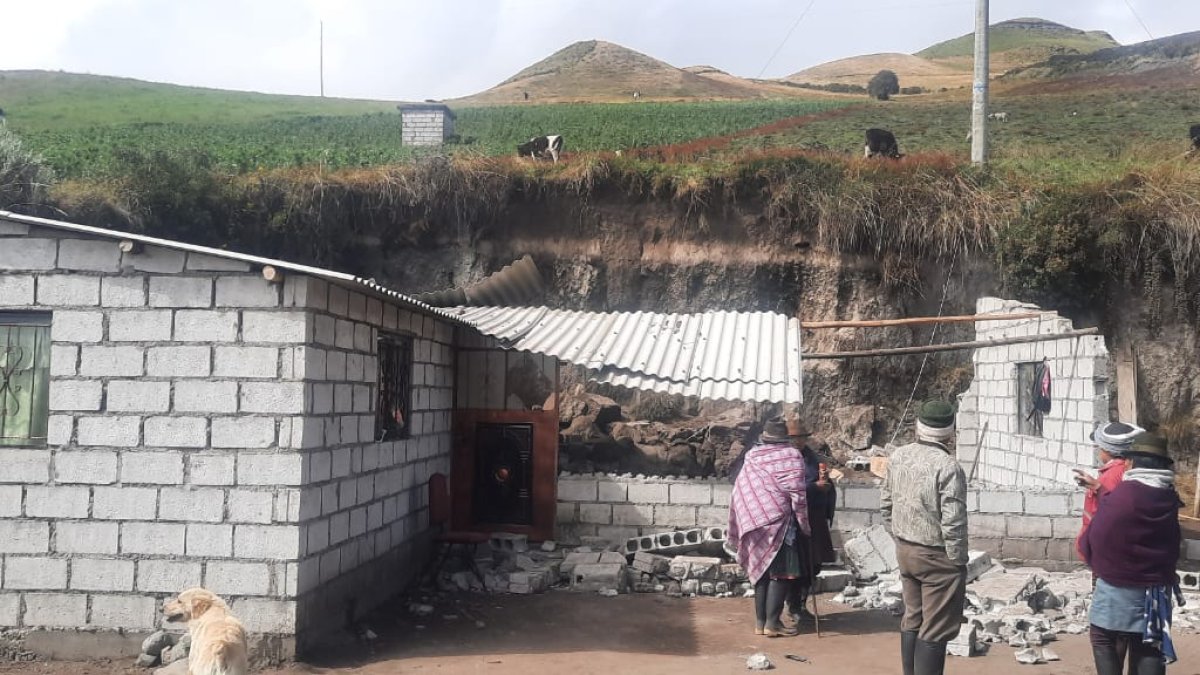 Hecho. Así quedó la vivienda, luego de la caída de la tierra.