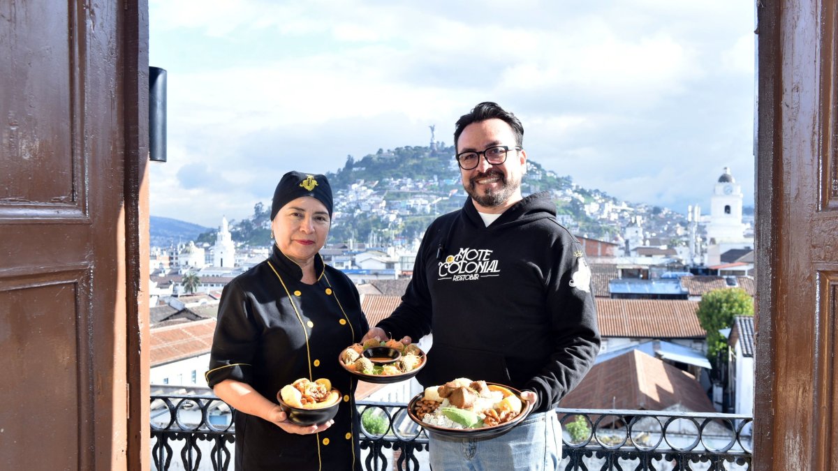 Marta y Luis presentan los tres platos de la tarde, con la hermosa vista de El Panecillo.