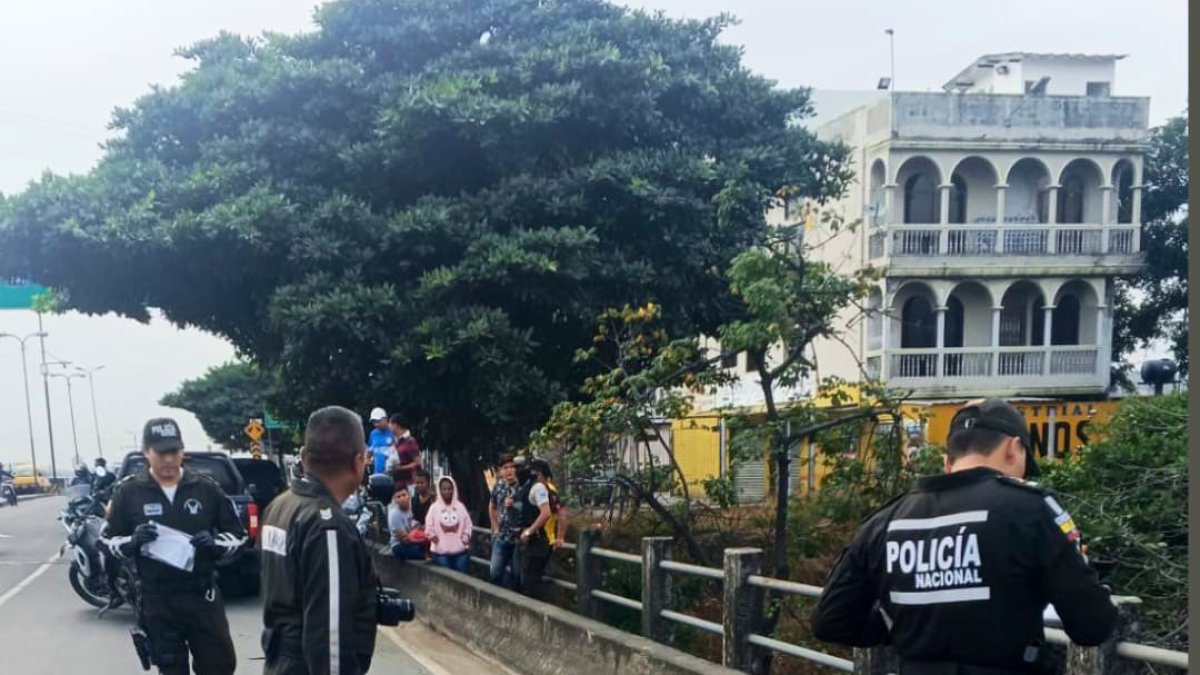 Situación. La intervención policial se ejecutó en la avenida Perimetral y Sexta, en Guayaquil, tras la alerta del robo en la buseta.