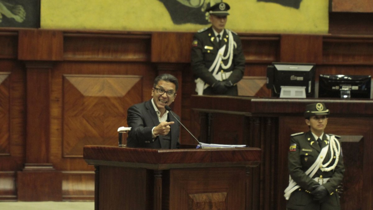 Un orate. Wilman Terán, a medio camino entre el culebrero de feria, el predicador de parque y el narrador de radionovela.