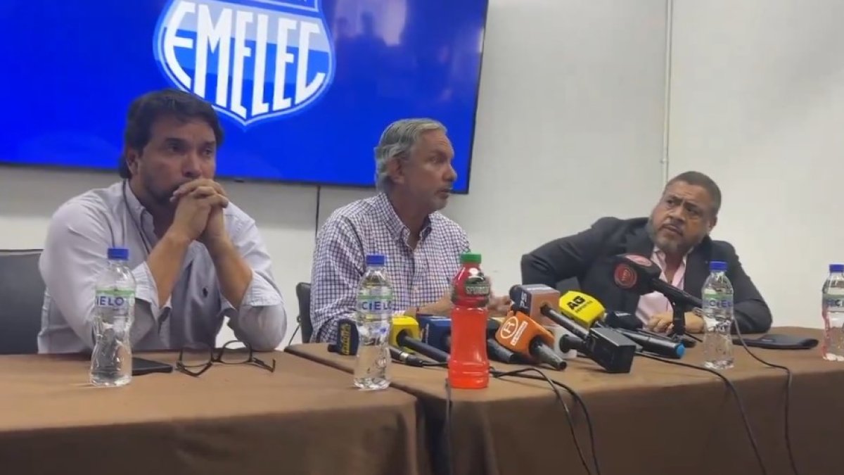 El presidente de Emelec, José Pileggi (c) rechazó el proceso interpuesto por José Auad