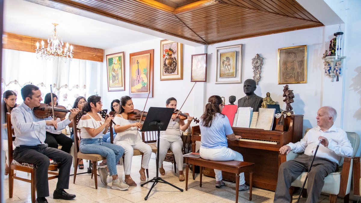 Celebración. En la primera fila, Rubén Manrique Suárez, Veruschka Acuña, María del Carmen Friend y Paola Manrique.
