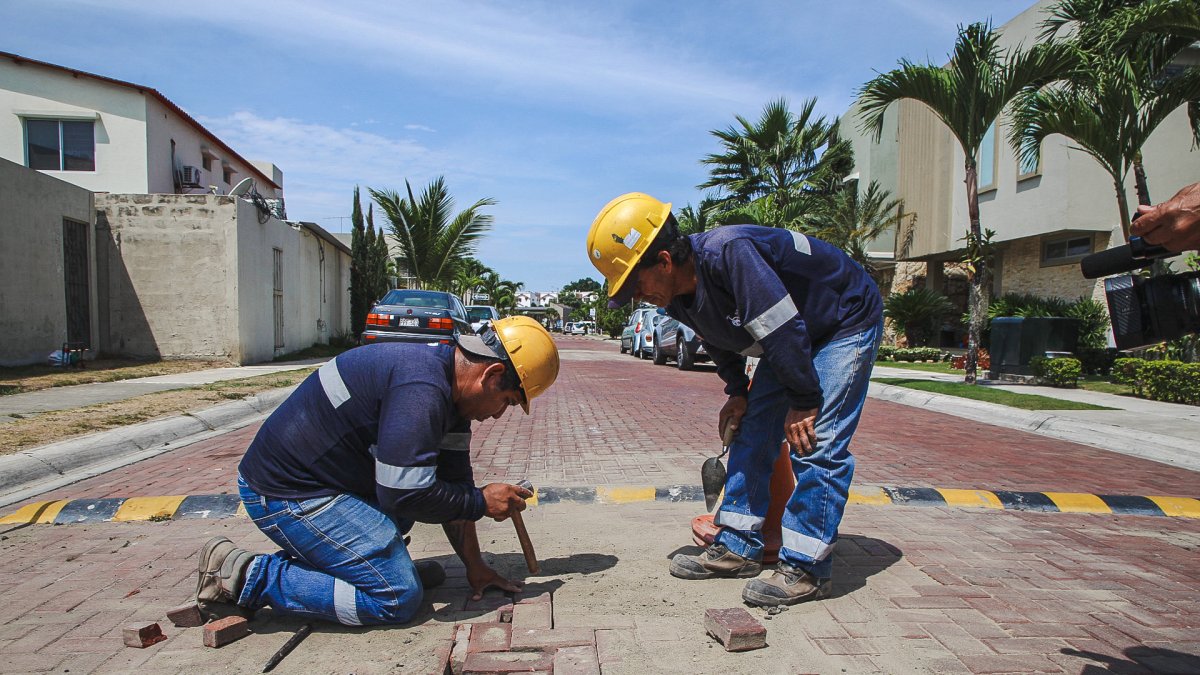 Arreglos. El personal de la Municipalidad ejecuta los trabajos.