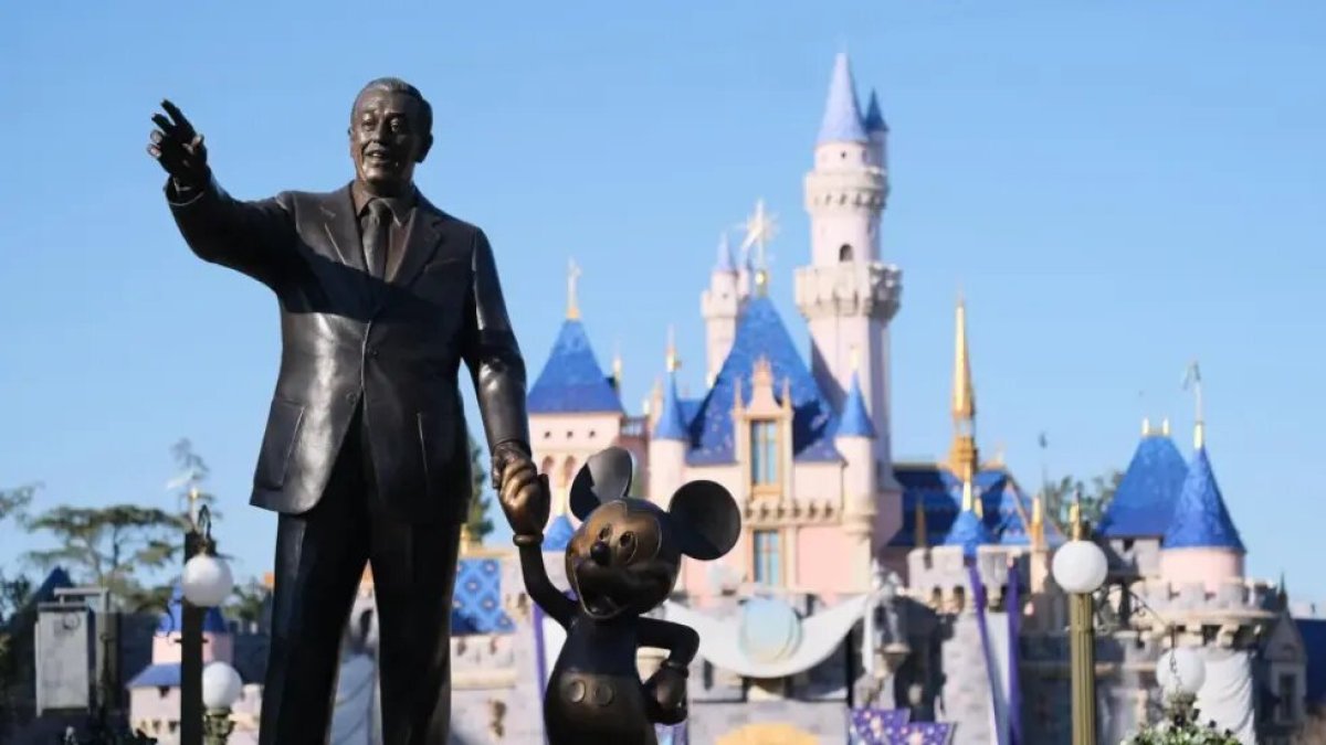 Fotografía de una estatua de Walt Disney y Mickey Mouse en el Parque de Disney, en Anaheim (EE.UU.).