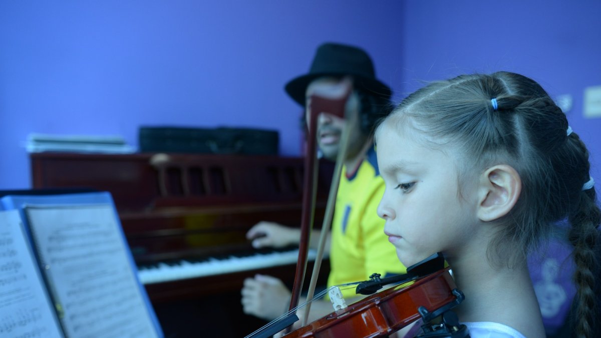 Sonata, la academia de música dirigida por el pianista internacional Juan Carlos Escudero, recibe a niños y jóvenes interesados en el arte y la cultura, quienes asisten a clases diariamente.