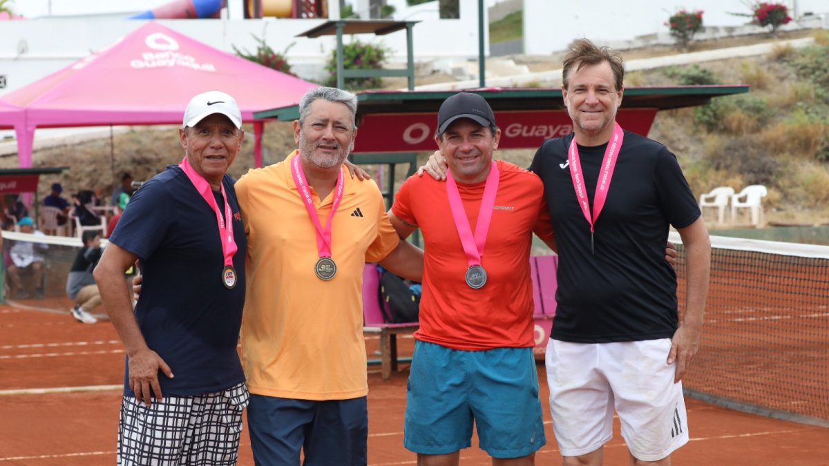 Felipe Alarcón y Gonzalo Vera, campeones en 45 años dobles varones (i); junto a Juan Pablo Sicco y Juan José García, vicecampeones.
