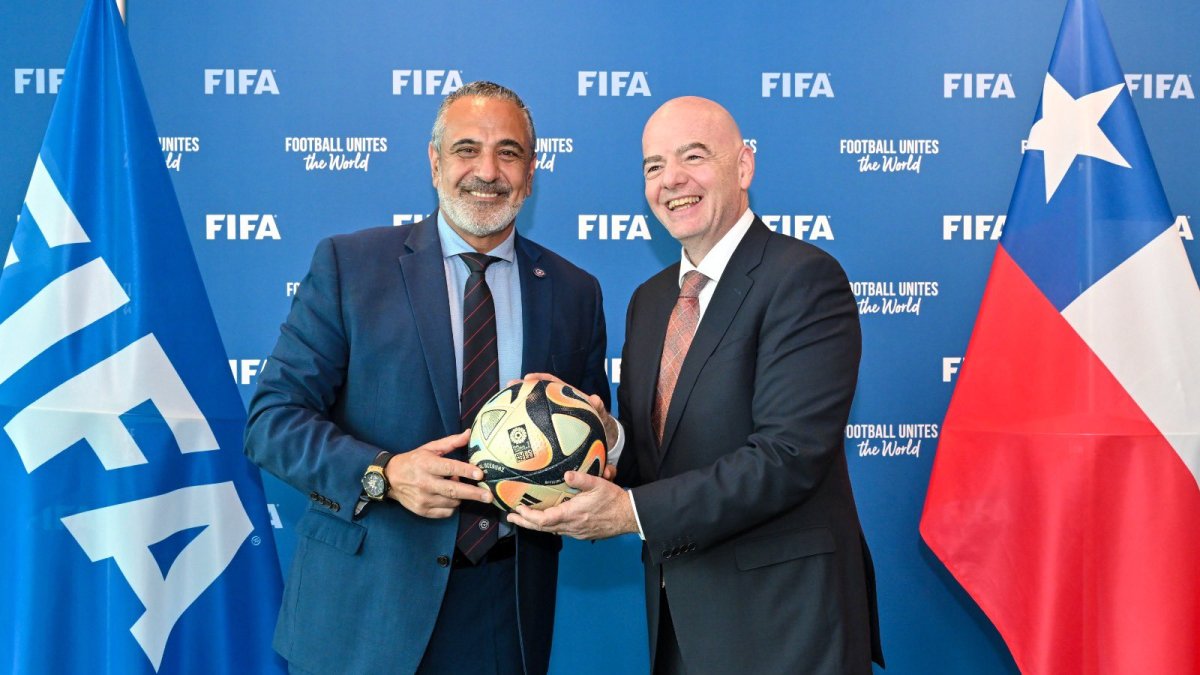 Los máximos dirigentes del fútbol chileno (i) y Gianni Infantino, presidente FIFA, cuando les fue entregada la sede a fines de 2023.