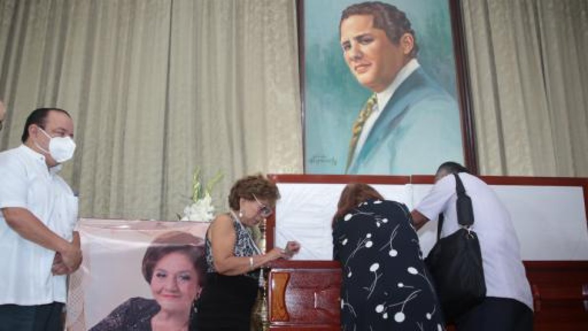 Junto al ataúd, su hija Hilda.