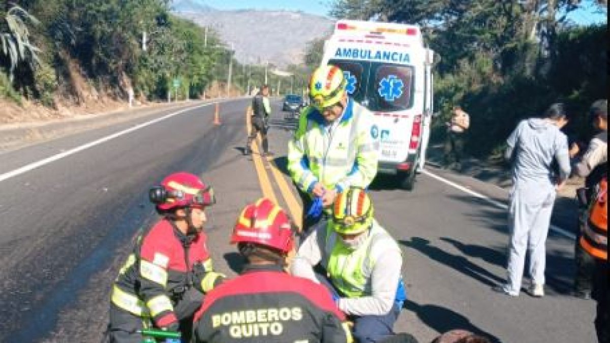 Bomberos acudieron para atender un choque entre dos motociclistas en La Victoria, Guayllabamba.