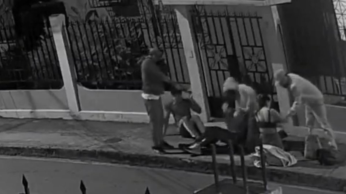 Caso. Mopmento en el que son intimidados al punto de obligar a devestirse para despojarla de sus pertenecias.