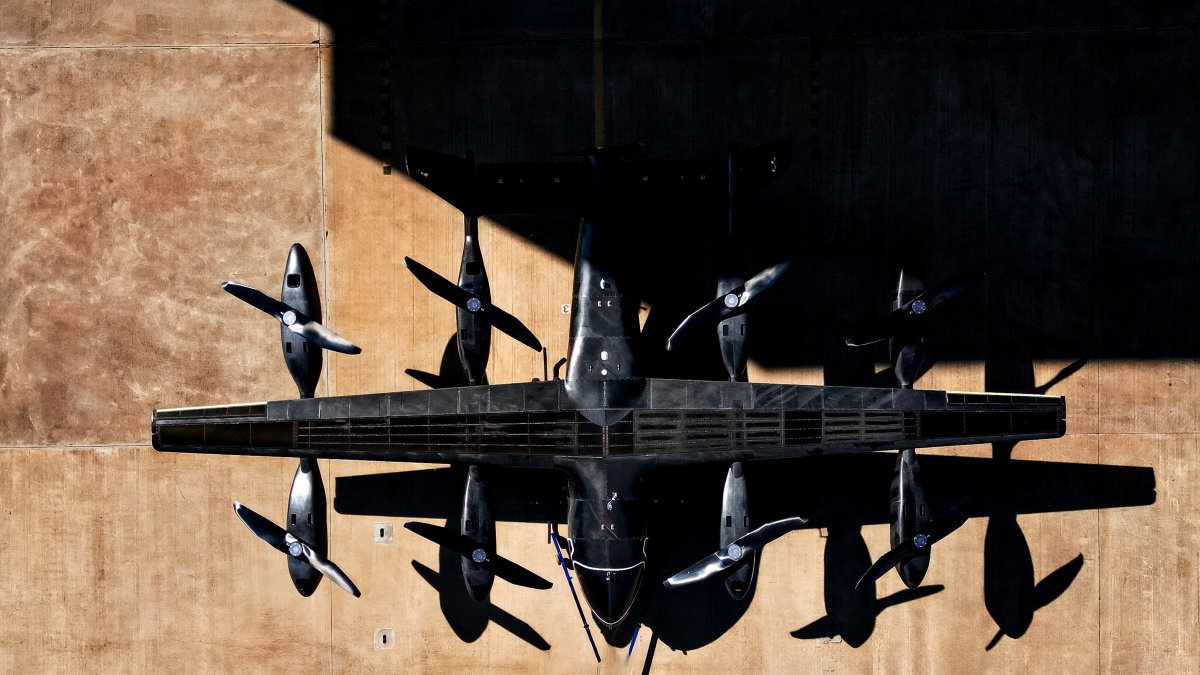 Fotografía cedida por Eve Air Mobility que muestra el primer prototipo a escala real de su avión eléctrico de despegue y aterrizaje vertical (eVTOL, en inglés).