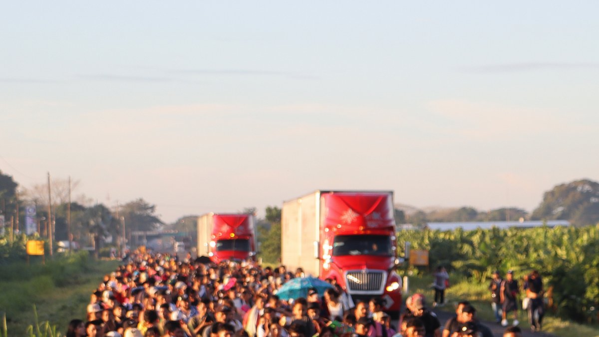  Migrantes caminan en caravana por una carretera este domingo en el municipio de Ciudad Hidalgo en Chiapas (México). 