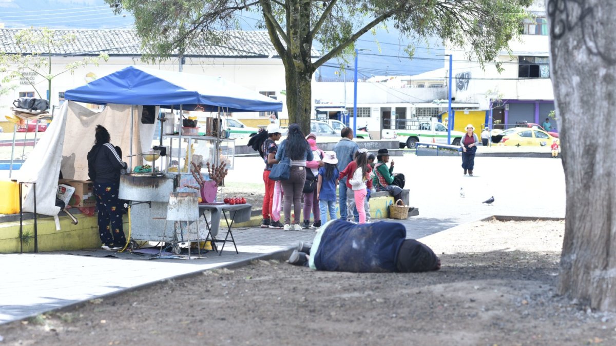 Cotocollao. Moradores dicen que el parque central es desordenado con decenas de negocios informales, indigentes y venta de droga.