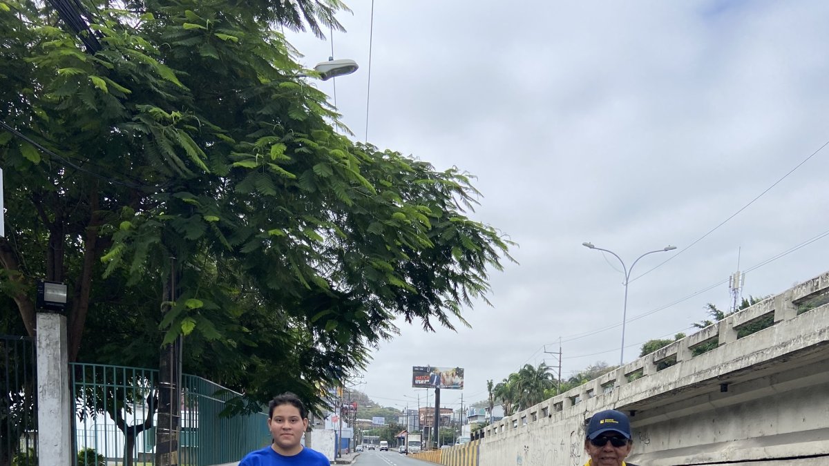 Génesis Mosquera y Wilson Caicedo llegaron a las instalaciones de Gráficos Nacionales tras cumplir los 10 kilómetros que tenía la Carrera Diario EXPRESO.