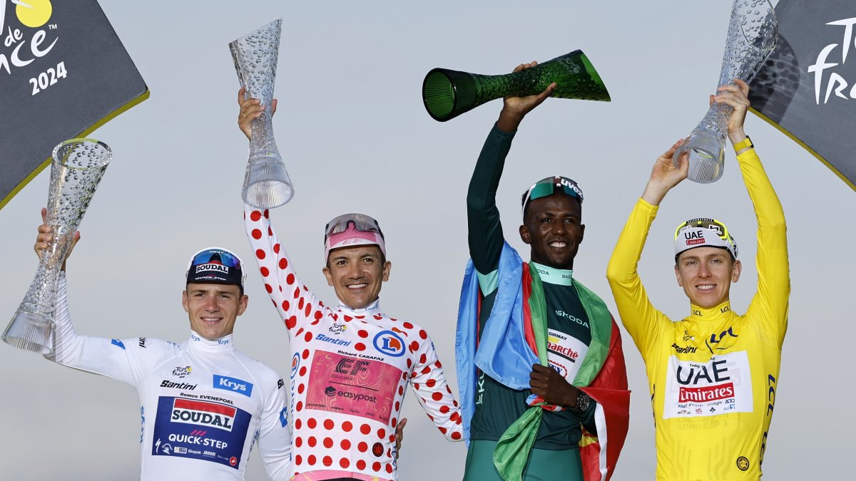 Mejor ciclista joven el belga Remco Evenepoel, el Rey de Montaña, Richard Carapaz, el mejor velocista Biniam Girmay  y el ganador general del Tour de Francia, el esloveno Tadej Pogacar.