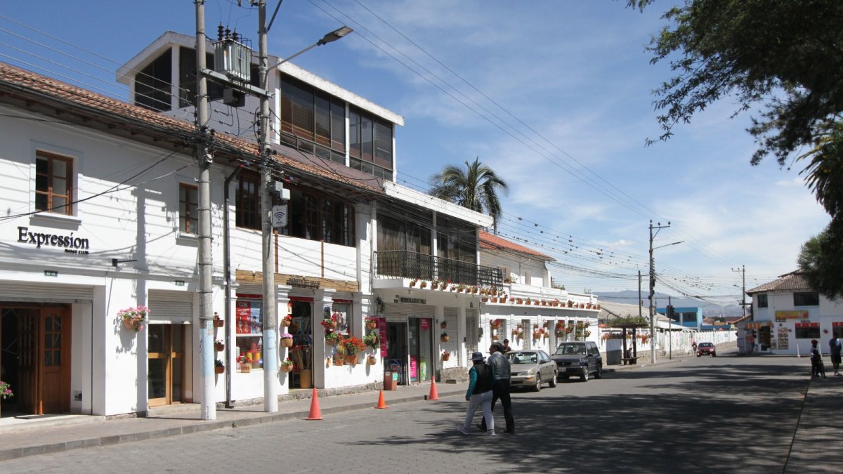 Comercio. En el último año, la plaza central de Puembo se ha llenado de cafés y restaurantes, entre ellos locales de cadenas capitalinas.