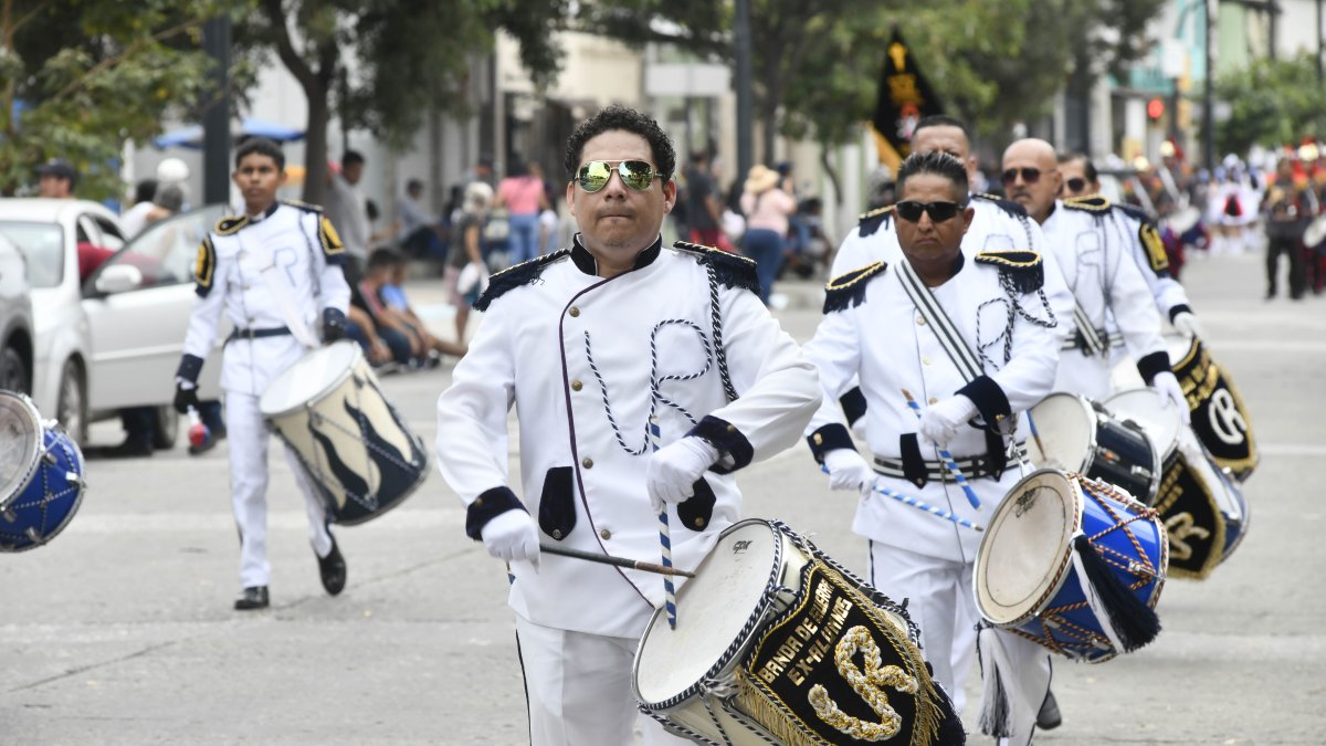 Jornada. Con bastones e instrumentos musicales los estudiantes participaron en el desfile, este fin de semana.